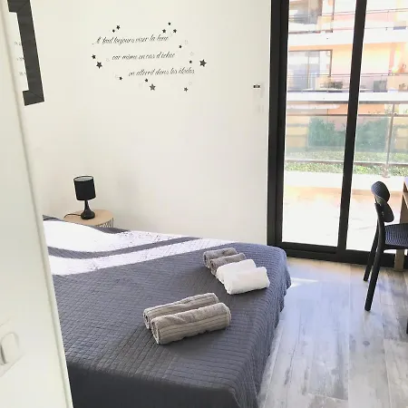 Apartment 3 Pieces, Refait A Neuf, Standing, Piscine, A Pieds