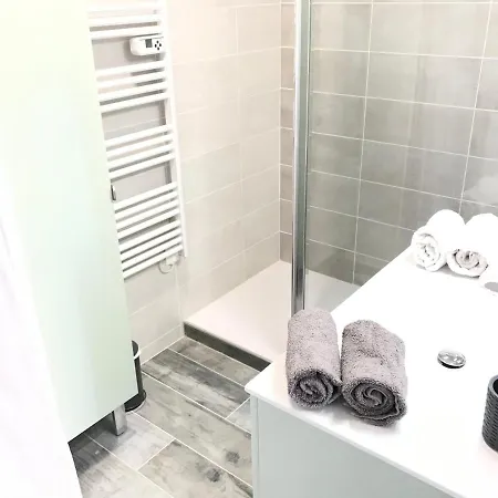 Апартаменты 3 Pieces, Refait A Neuf, Standing, Piscine, A Pieds Антиб